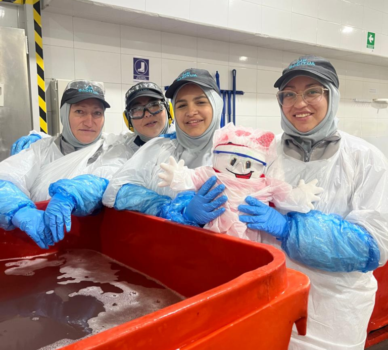 Fotografía Teletín trabajando en Planta Congelados, Sello Colaboramos en Equipo, Javiera Muñoz, Planta Congelados Talcahuano