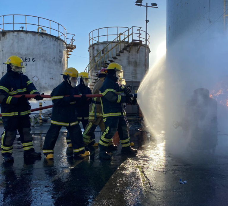 Mención Honrosa Fotografía Uso de red de incendios en ejercicio de simulación, Sello Colaboración en Equipo, Danilo Torres, Talcahuano
